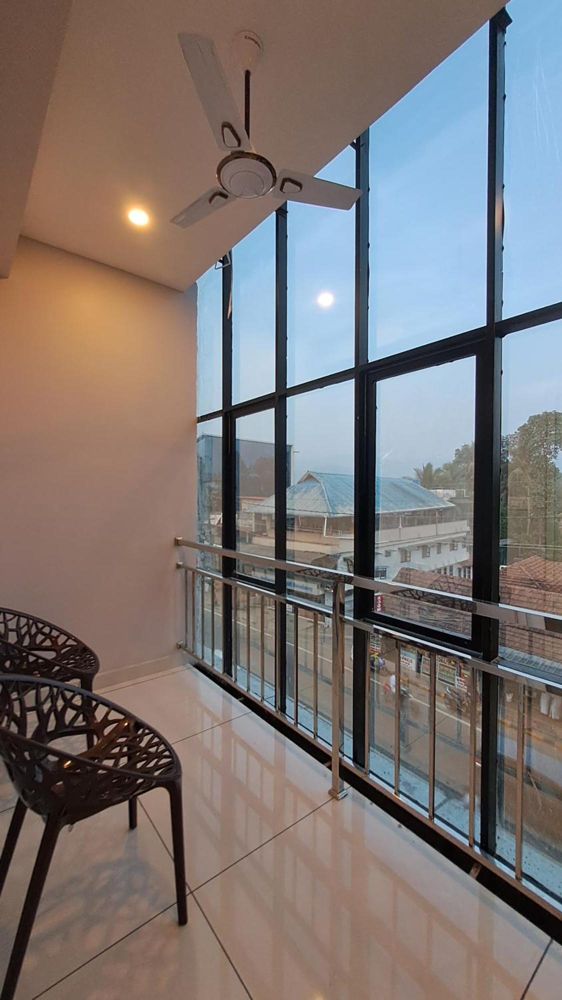 Capital Square Aparthotel Erattupetta Bagian luar foto