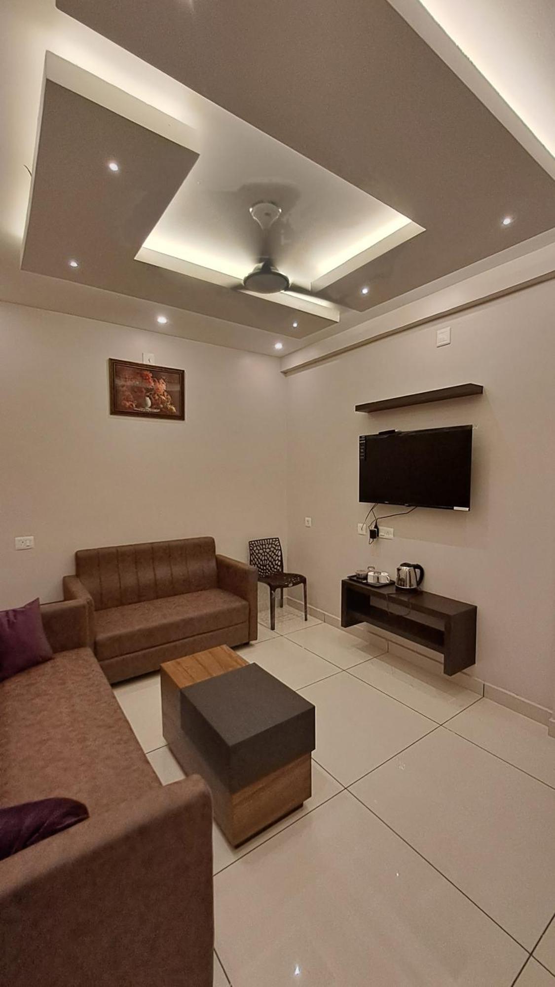 Capital Square Aparthotel Erattupetta Bagian luar foto