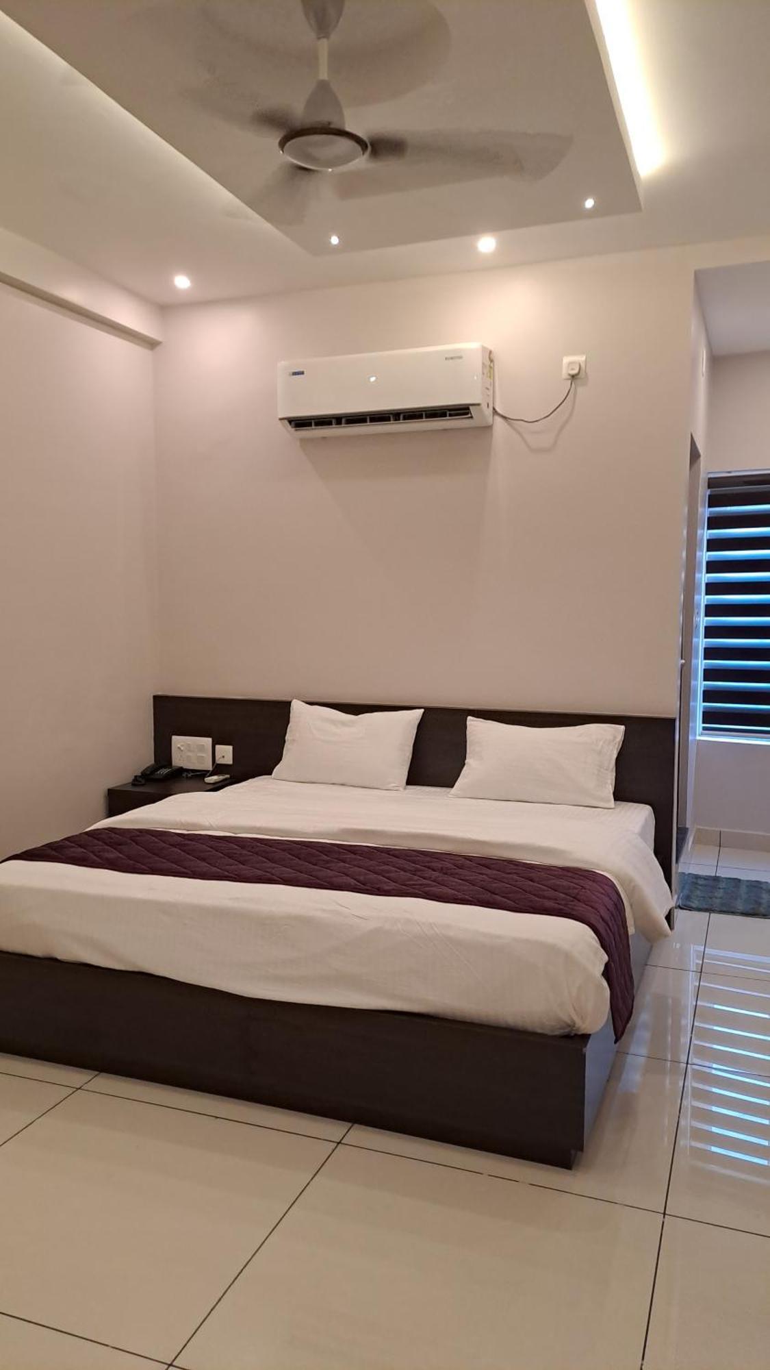 Capital Square Aparthotel Erattupetta Bagian luar foto