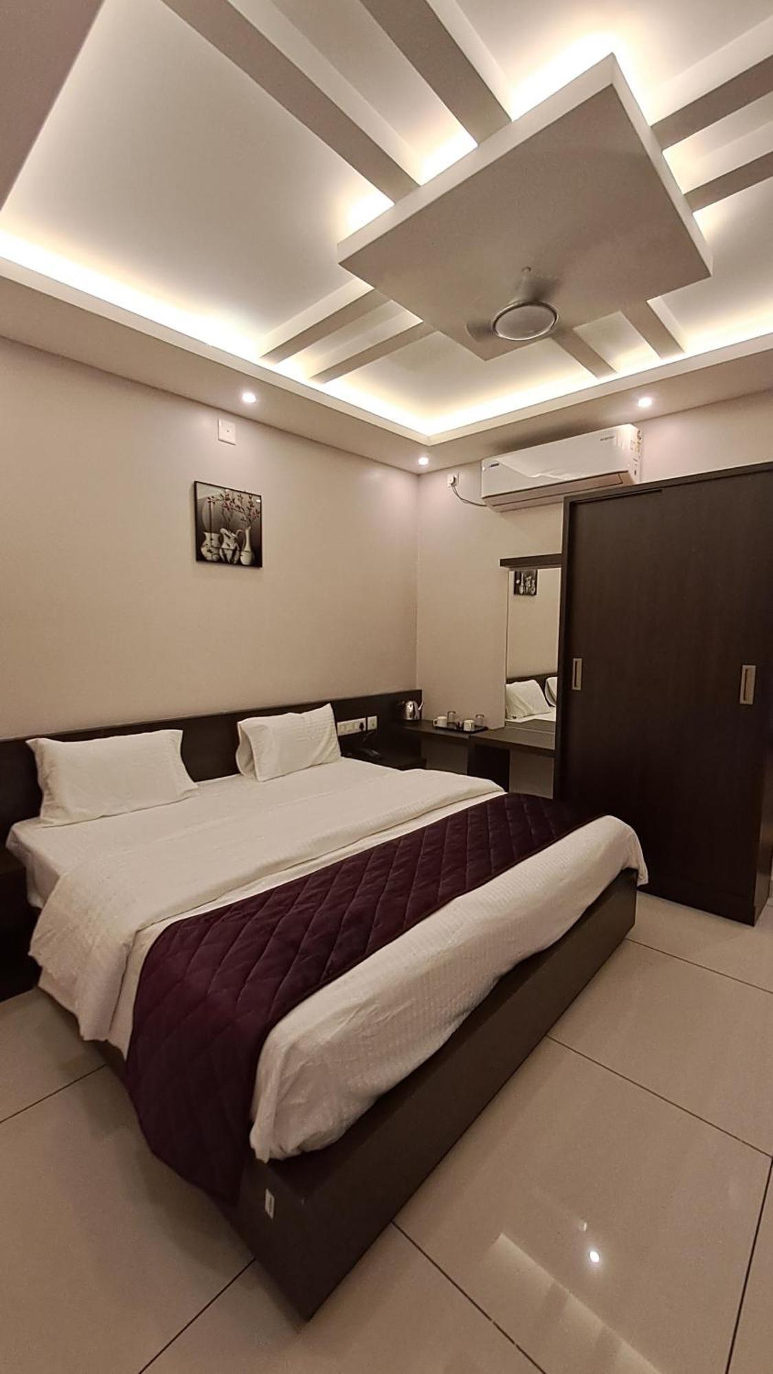 Capital Square Aparthotel Erattupetta Bagian luar foto