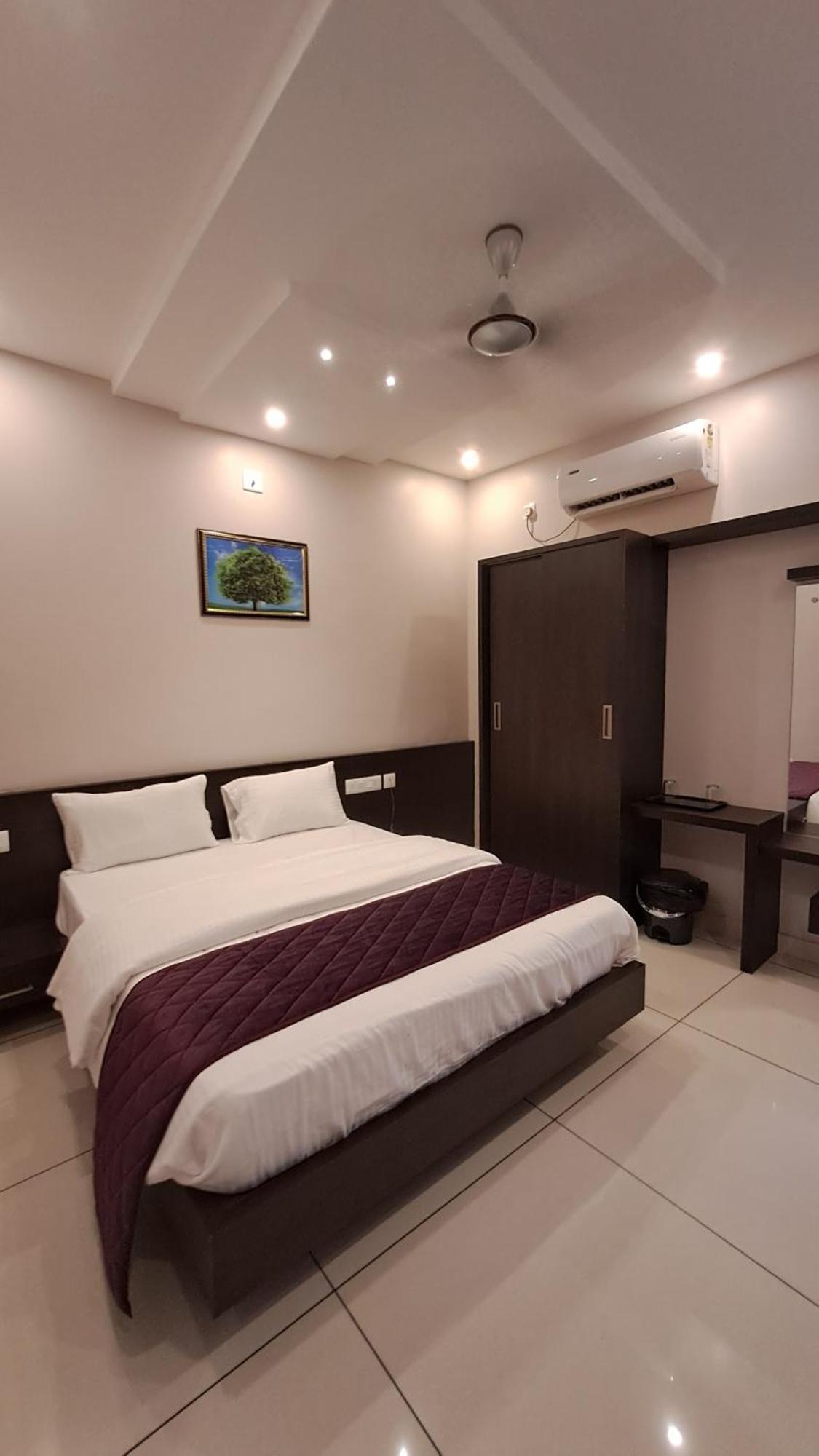 Capital Square Aparthotel Erattupetta Bagian luar foto