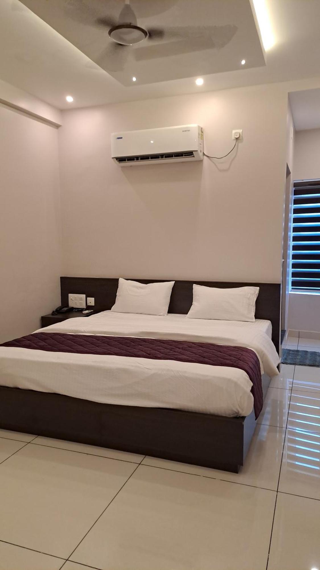Capital Square Aparthotel Erattupetta Bagian luar foto